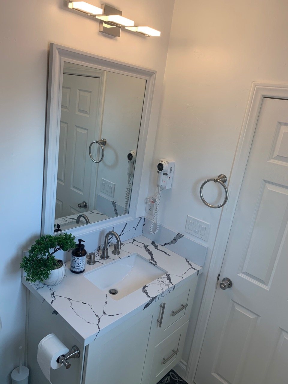 Finished bathroom vanity with quartz top and mirror